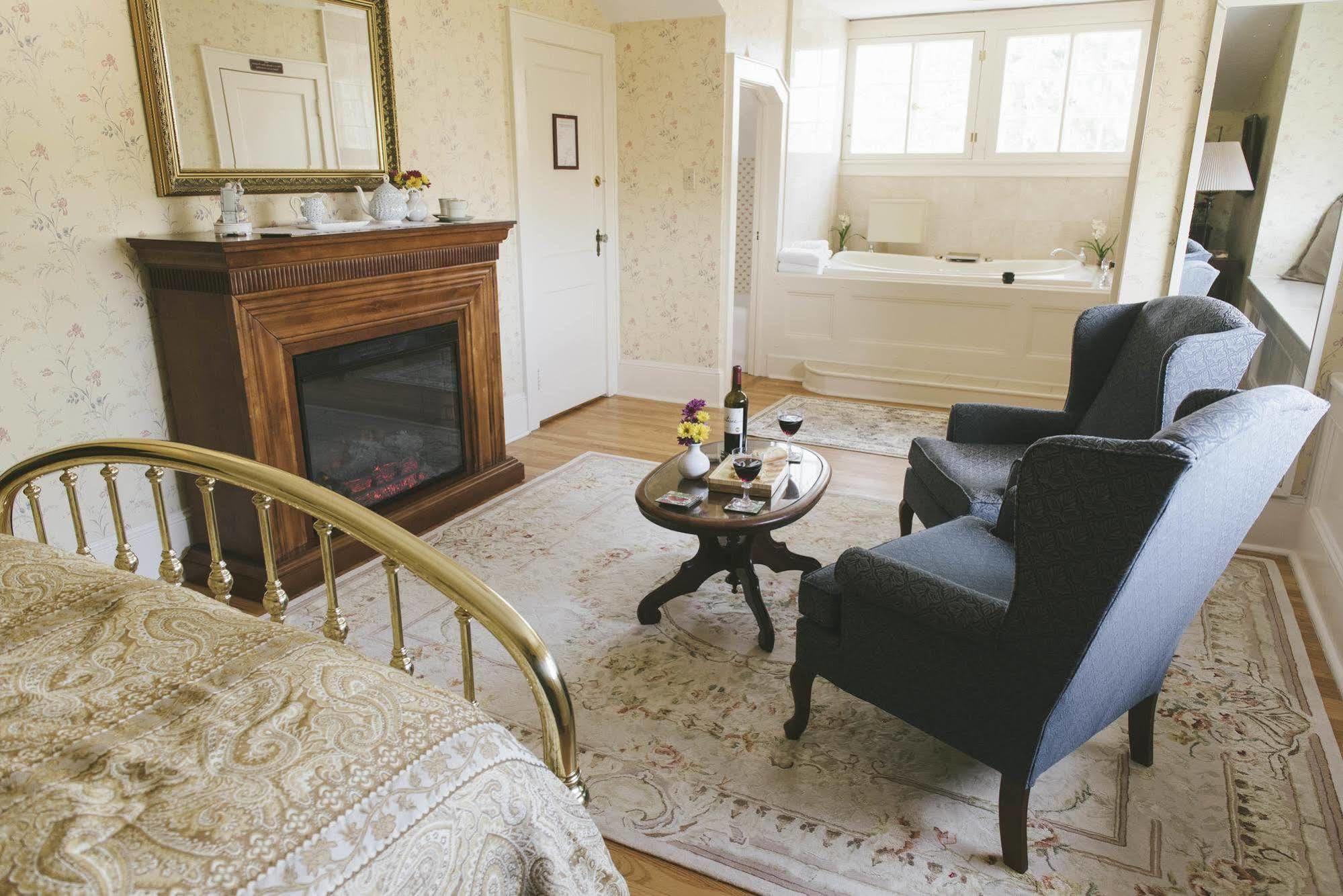 Bykenhulle House Bed And Breakfast Hopewell Junction Exterior photo